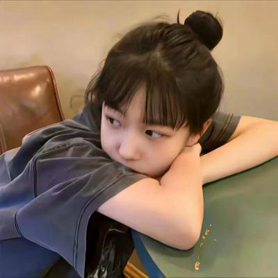 她从火光中走来